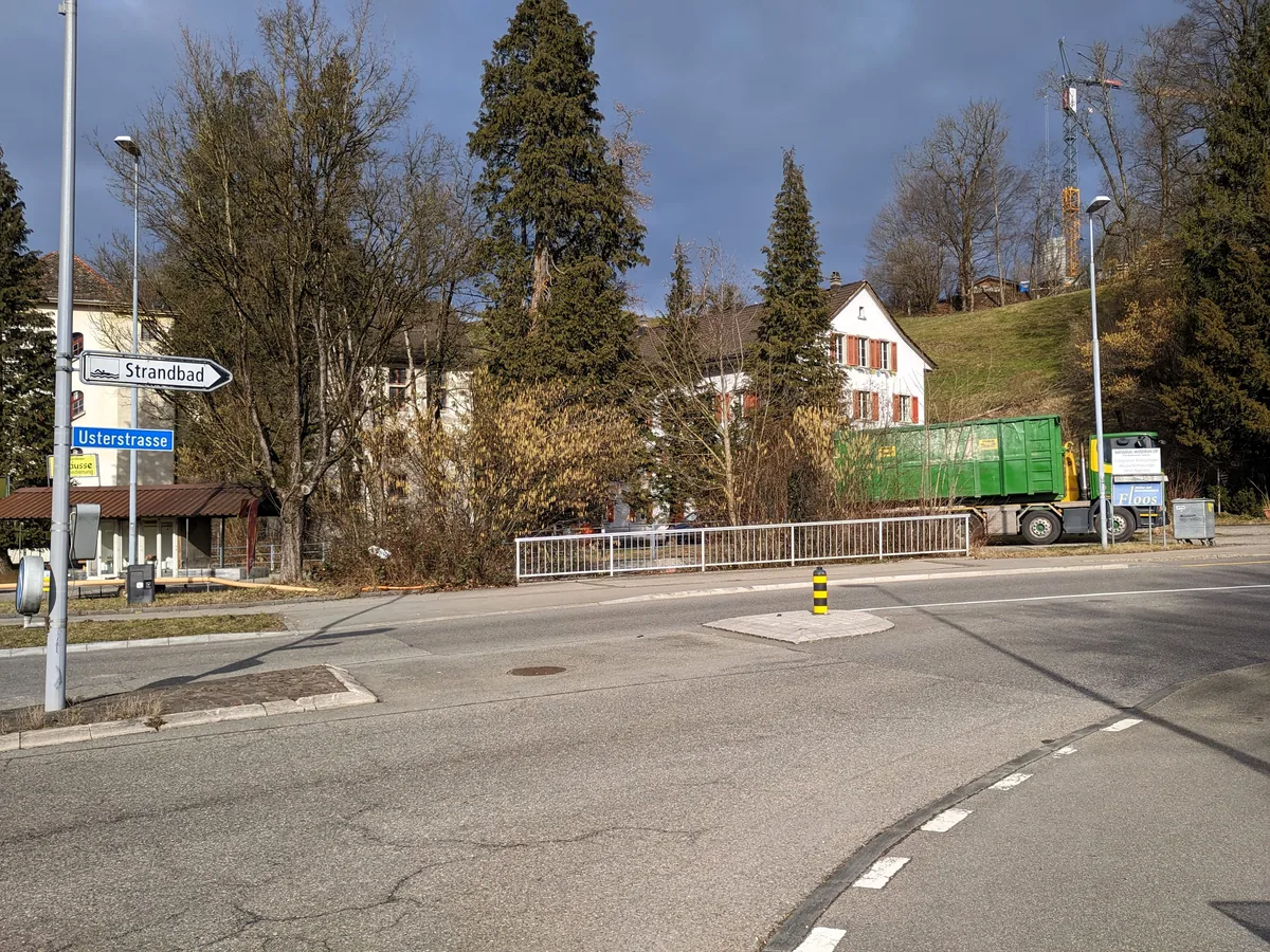 Die Durchfahrt ist ab Ende Februar nicht mehr möglich. Trotzdem erreicht man von der Zürcherstrasse her noch die Ara, die Sammelstelle und die Rudolf-Steiner-Schule.