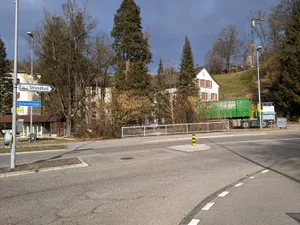 23467533-6 Die Durchfahrt ist ab Ende Februar nicht mehr möglich. Trotzdem erreicht man von der Zürcherstrasse her noch die Ara, die Sammelstelle und die Rudolf-Steiner-Schule.