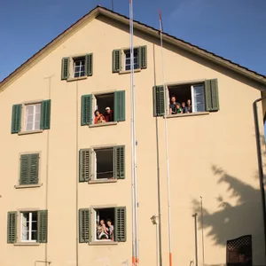 Ein Baugespann informierte die Mieter an der Schulhausstrasse darüber, dass ihr Haus bald abgerissen wird. Ein Baugespann informierte die Mieter an der Schulhausstrasse darüber, dass ihr Haus bald abgerissen wird.
