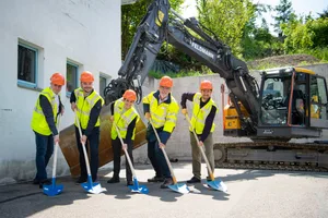 vlnr: Thomas Wickart (Geschäftsführer Andy Wickart Haustechnik AG), Roger Hess (Gemeinderat, Präsident Betriebskommission Gemeindewerke), Yvonne Bürgin (Gemeindepräsidentin), Beat Schüpbach (Betriebsleiter Gemeindewerke), Daniel Beeler (Abteilungsleiter Energiedienstleistungen Gemeindewerke) vlnr: Thomas Wickart (Geschäftsführer Andy Wickart Haustechnik AG), Roger Hess (Gemeinderat, Präsident Betriebskommission Gemeindewerke), Yvonne Bürgin (Gemeindepräsidentin), Beat Schüpbach (Betriebsleiter Gemeindewerke), Daniel Beeler (Abteilungsleiter Energiedienstleistungen Gemeindewerke)