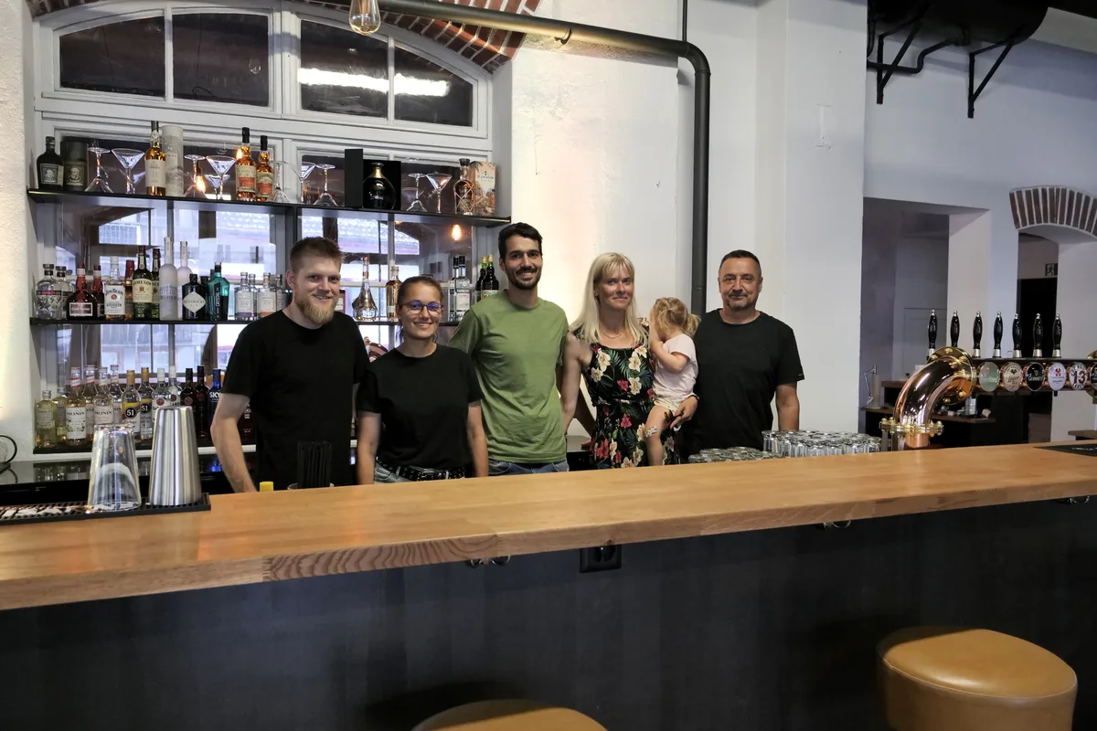 Dave und Caro Ringgenberg, Robin, Dominik und Maci Job sind das Familienteam hinter der Bar.