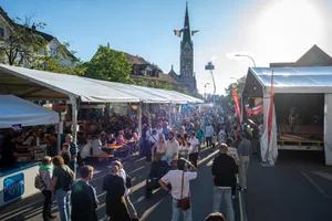 21227800-6 Stadtfest Wetzikon: Ansprachen vom alten Stadtpräsident Ruedi Rüfenacht (weisses Hemd) und vom neuen Stadtpräsidenten Pascal Bassu (blaues Hemd & schwarzes Sakko).
Bilder 23-25: Band Gumbo Joe.
10.6.2022
