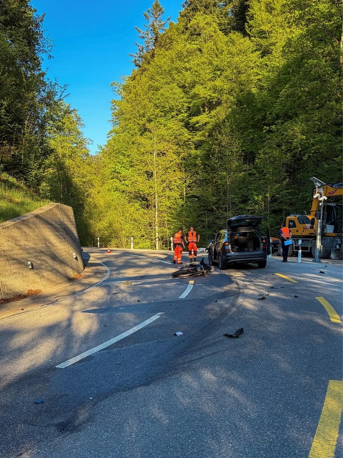 Schwerer Unfall in Steg im Tösstal. Ein Motorrad kollidierte frontal mit einem Auto. Schwerer Unfall in Steg im Tösstal. Ein Motorrad kollidierte frontal mit einem Auto.