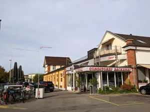 22135337-1 Vor der Steiner-Filiale in Kempten stehen seit einiger Zeit Baugespanne. Sie deuten an, wie das Café erweitert wird.