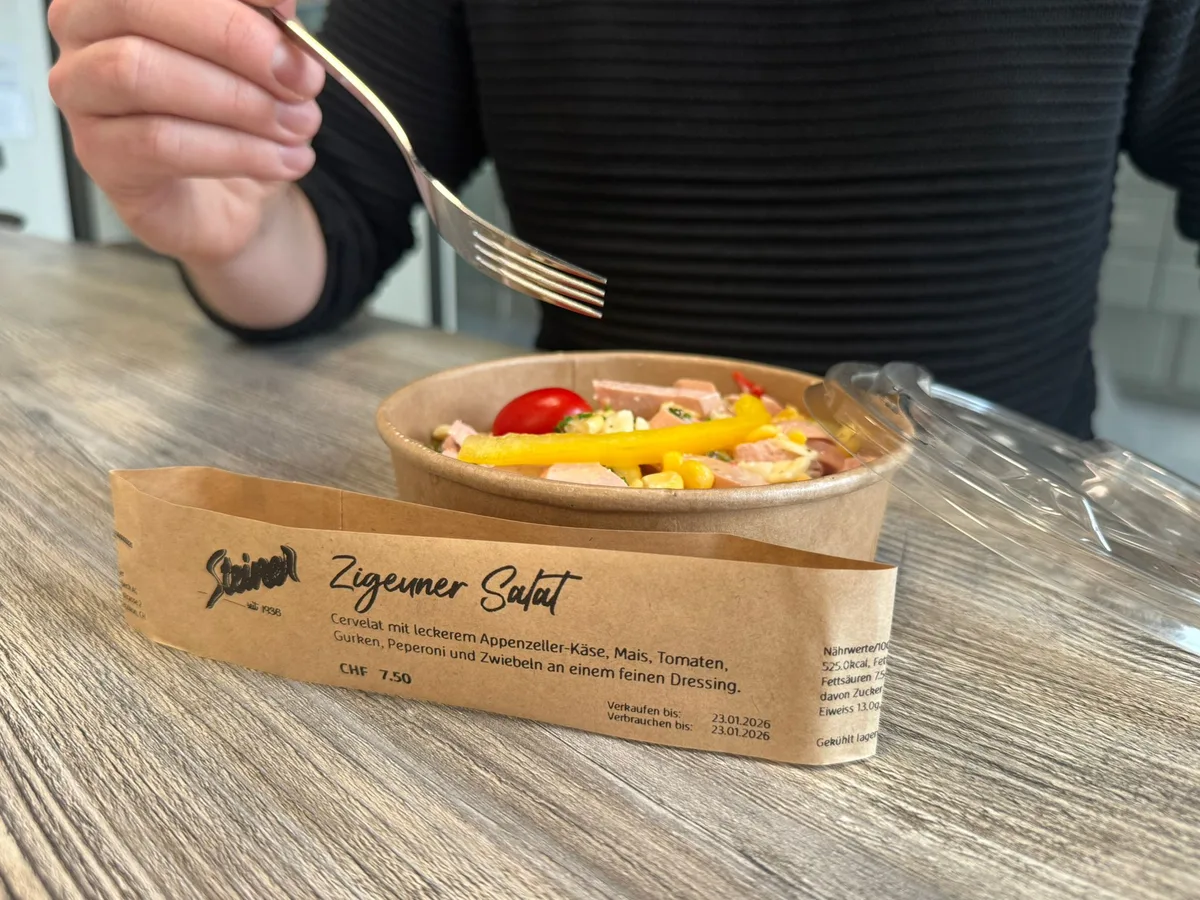 28891925-3 Der «Zigeunersalat» bleibt bei der Oberländer Bäckereikette Steiner in den Regalen.