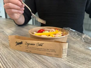 28891925-3 Der «Zigeunersalat» bleibt bei der Oberländer Bäckereikette Steiner in den Regalen.