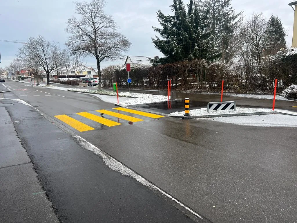 10308004-4 Beim Schulhaus in Robenhausen aht es auf der Seegräbnerstrasse wieder einen Fussgängerübergang.