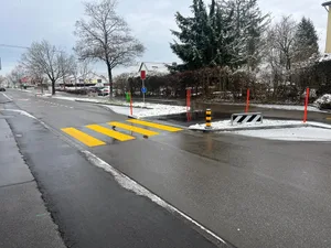 10308004-4 Beim Schulhaus in Robenhausen aht es auf der Seegräbnerstrasse wieder einen Fussgängerübergang.