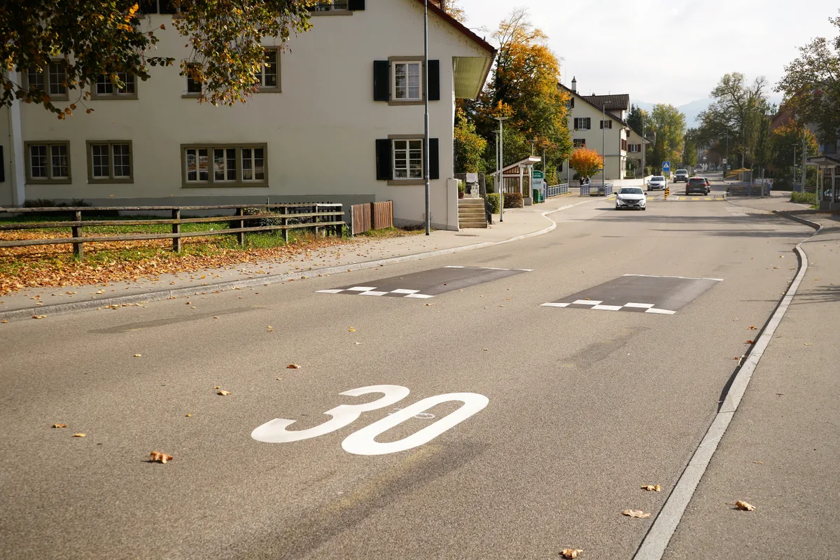Auf der Usterstrasse gilt neu Tempo 30.