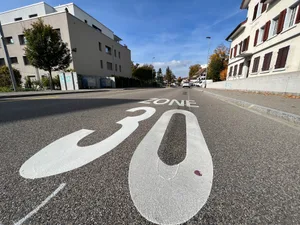 Auf der Usterstrasse gilt neu Tempo 30. Auf der Usterstrasse gilt neu Tempo 30.