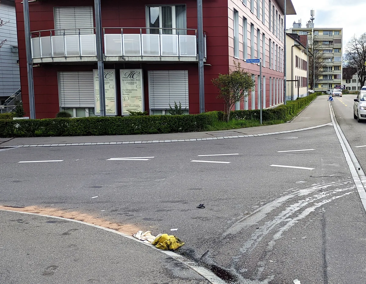 11377848-2 Die Spuren des Unfalls waren auf der Dorfstrasse erkennbar.
