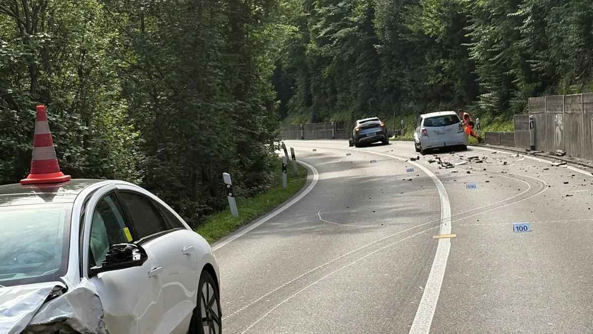 29590895-3 Die Aathalstrasse war für die Aufräumarbeiten mehrere Stunden lang gesperrt.
