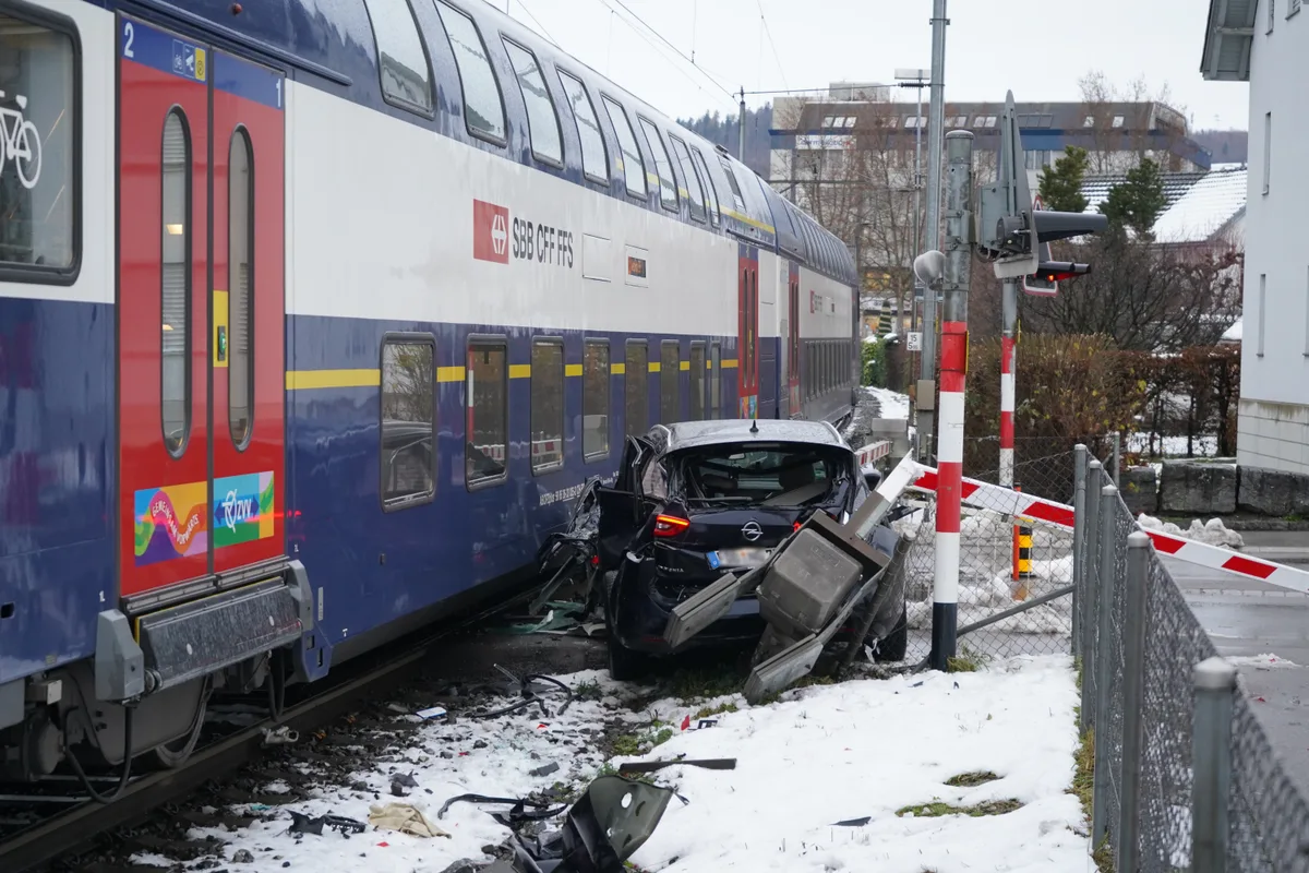 Das Auto wurde zwischen dem Zug und der Barriere eingeklemmt.