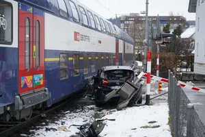 Das Auto wurde zwischen dem Zug und der Barriere eingeklemmt. Das Auto wurde zwischen dem Zug und der Barriere eingeklemmt.