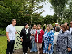 Eine Gruppe aus Usbekistan reiste für einen kulturellen Austausch in die Schweiz. Auf ihrem Programm stand auch ein Besuch im Pflegezentrum Wildbach. Eine Gruppe aus Usbekistan reiste für einen kulturellen Austausch in die Schweiz. Auf ihrem Programm stand auch ein Besuch im Pflegezentrum Wildbach.