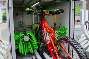 12529033-1 Die Velowaschanlage in Rüti sorgt dafür, dass der Drahtesel wieder sauber wird.