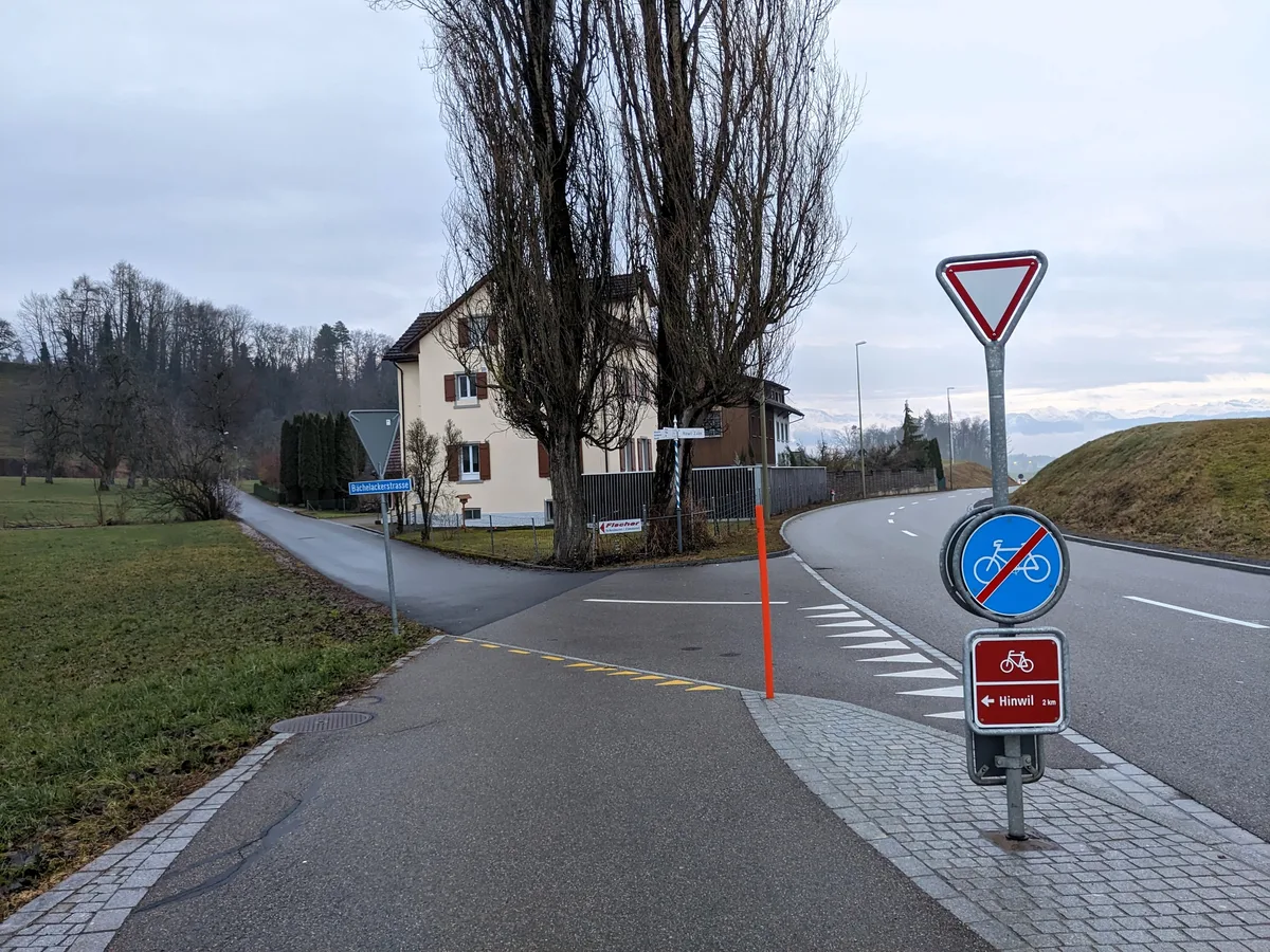 23303275-1 In Ettenhausen endet der Veloweg heute. Wer nach Hinwil will, muss über die Bächelackerstrasse fahren.