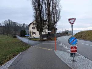23303275-1 In Ettenhausen endet der Veloweg heute. Wer nach Hinwil will, muss über die Bächelackerstrasse fahren.