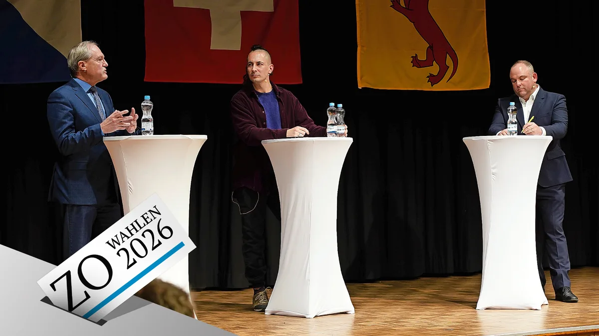29011358-5 Jörg Kündig (links) und Daniel Wäfler (rechts) skizzieren unter der Moderation von Luca Da Rugna ihre Positionen als Gemeindepräsidiumskandidaten.