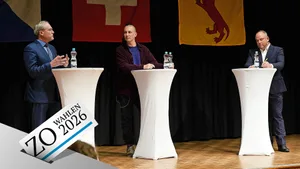 29011358-5 Jörg Kündig (links) und Daniel Wäfler (rechts) skizzieren unter der Moderation von Luca Da Rugna ihre Positionen als Gemeindepräsidiumskandidaten.