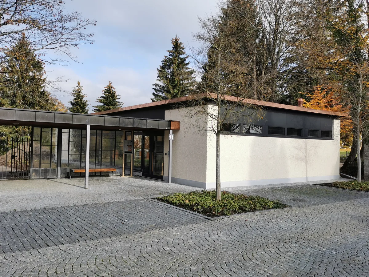 Das frisch renovierte Friedhofsgebäude Pfäffikon.