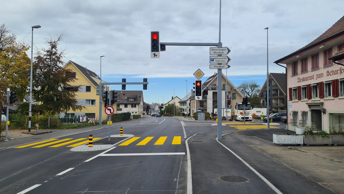 10194284-1 Zwischen Fehraltorf und Illnau wird die Kempttalstrasse wegen Belagsarbeiten während eines Monats im Einbahnregime geführt. (Archivbild)