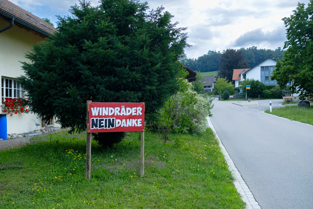 In Hermatswil wehrt sich die Bevölkerung mit Transparenten gegen die geplanten Windräder. In Hermatswil wehrt sich die Bevölkerung mit Transparenten gegen die geplanten Windräder.