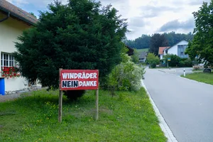 In Hermatswil wehrt sich die Bevölkerung mit Transparenten gegen die geplanten Windräder. In Hermatswil wehrt sich die Bevölkerung mit Transparenten gegen die geplanten Windräder.
