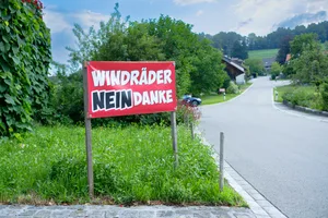 12884144-4 In vielen Gemeinden wehren sich Politik und Bevölkerung gegen Windräder. Doch es gibt auch Befürworter. (Archiv)