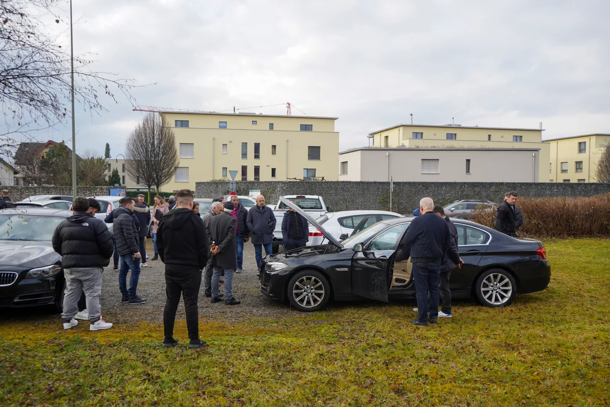 10739530-1 In Pfäffikon wurde am Donnerstag, 23. Februar 2023, ein BMW versteigert. Luljeta Kastrati bot am meisten.