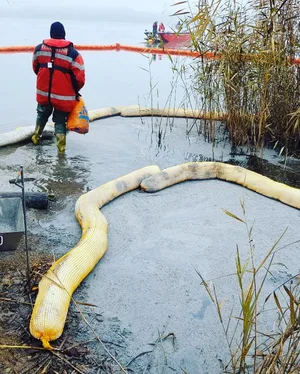 Untitled 100 Liter Heizöl läuft über den Furtbach fast in den Pfäffikersee