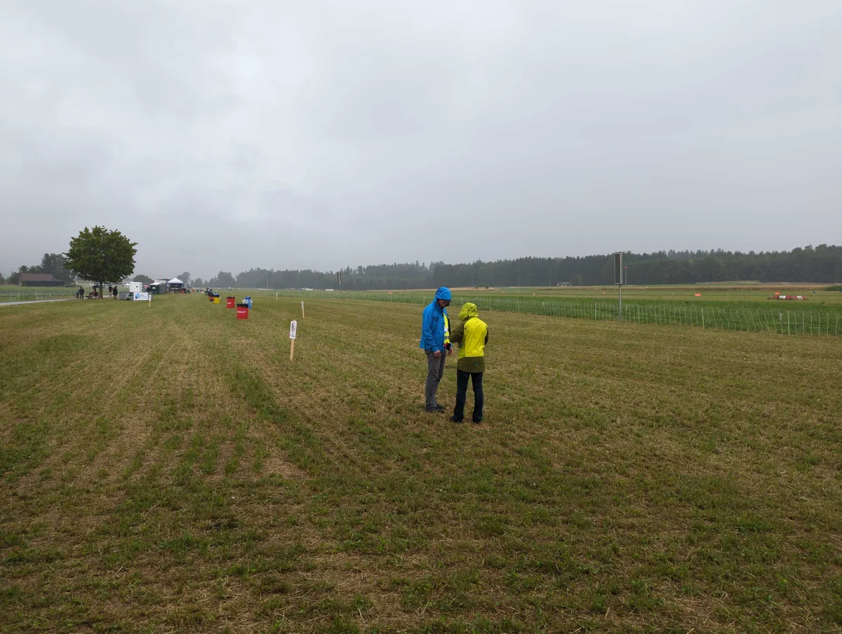 12648028-6 Tristesse auf dem Flugplatz Speck: Die Patrouille Suisse kommt heute nicht mehr.