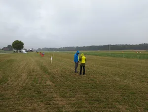 12648028-6 Tristesse auf dem Flugplatz Speck: Die Patrouille Suisse kommt heute nicht mehr.