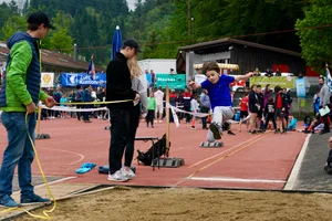 21855160-18 Der neunjährige Levin Knecht aus Uster konnte sich dank Tipps der Leiter und des Vaters im Weitsprung steigern.