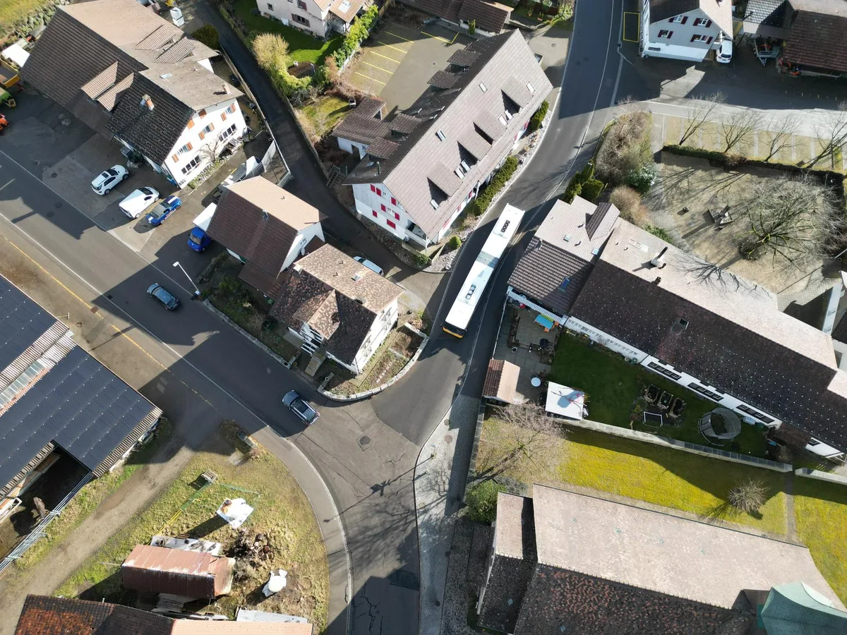 10875283-5 Hittnauer Eltern fordern an einer Kreuzung in Hittnau einen Fussgängerstreifen.