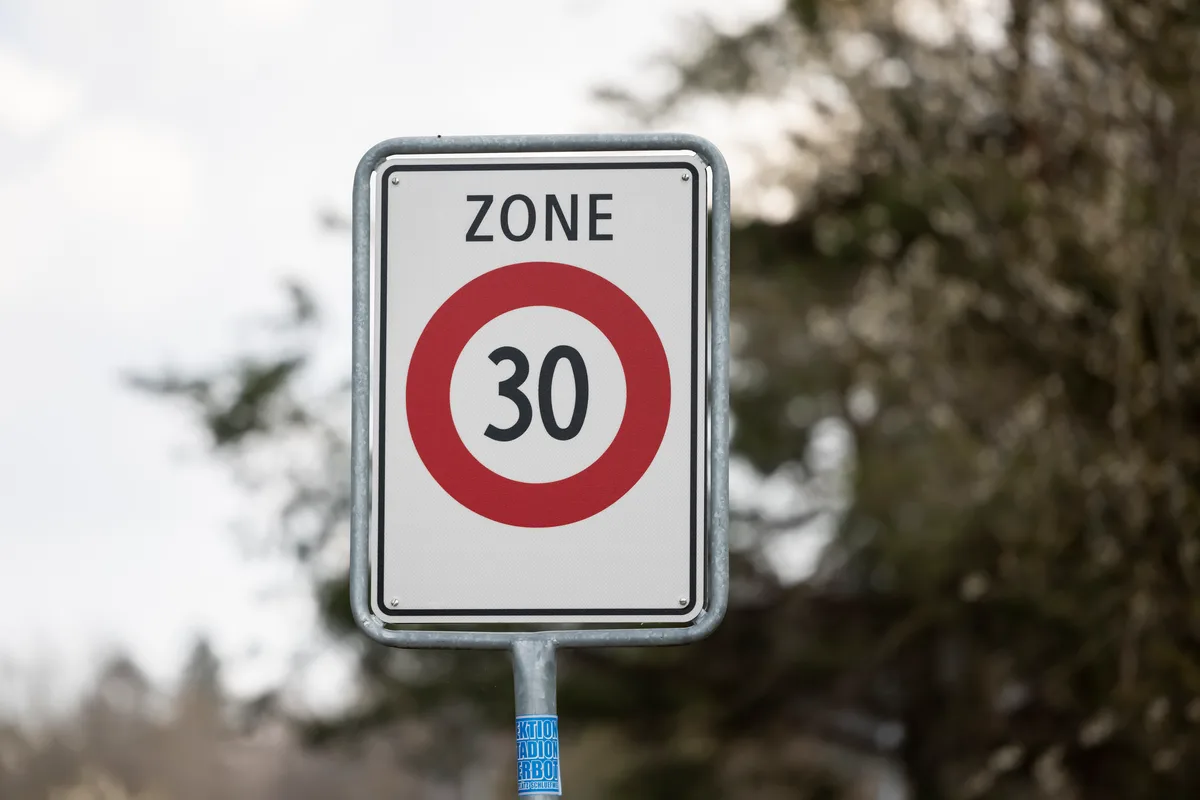 22796694-2 30er Zone in Fehraltorf