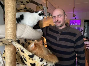 10788100-2 André Steiner und Katzen müssen aus der 5,5 Zi Whg raus, weil die Gemeinde entschieden hat, dass Geflüchtete einziehen sollen.