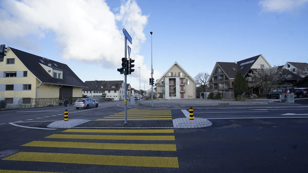 Ein Kiesplatz und ein Lichtsignal.