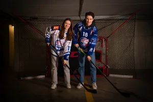 Die Hockey-Geschwister Alessia und Nicolas Bächler bei sich zuhause. Die Hockey-Geschwister Alessia und Nicolas Bächler bei sich zuhause.