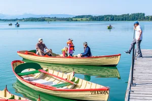 Familie Nietlisbach aus Ottikon waren schon früh auf um eine Runde auf dem Pfäffikersee zu rudern. Familie Nietlisbach aus Ottikon waren schon früh auf um eine Runde auf dem Pfäffikersee zu rudern.