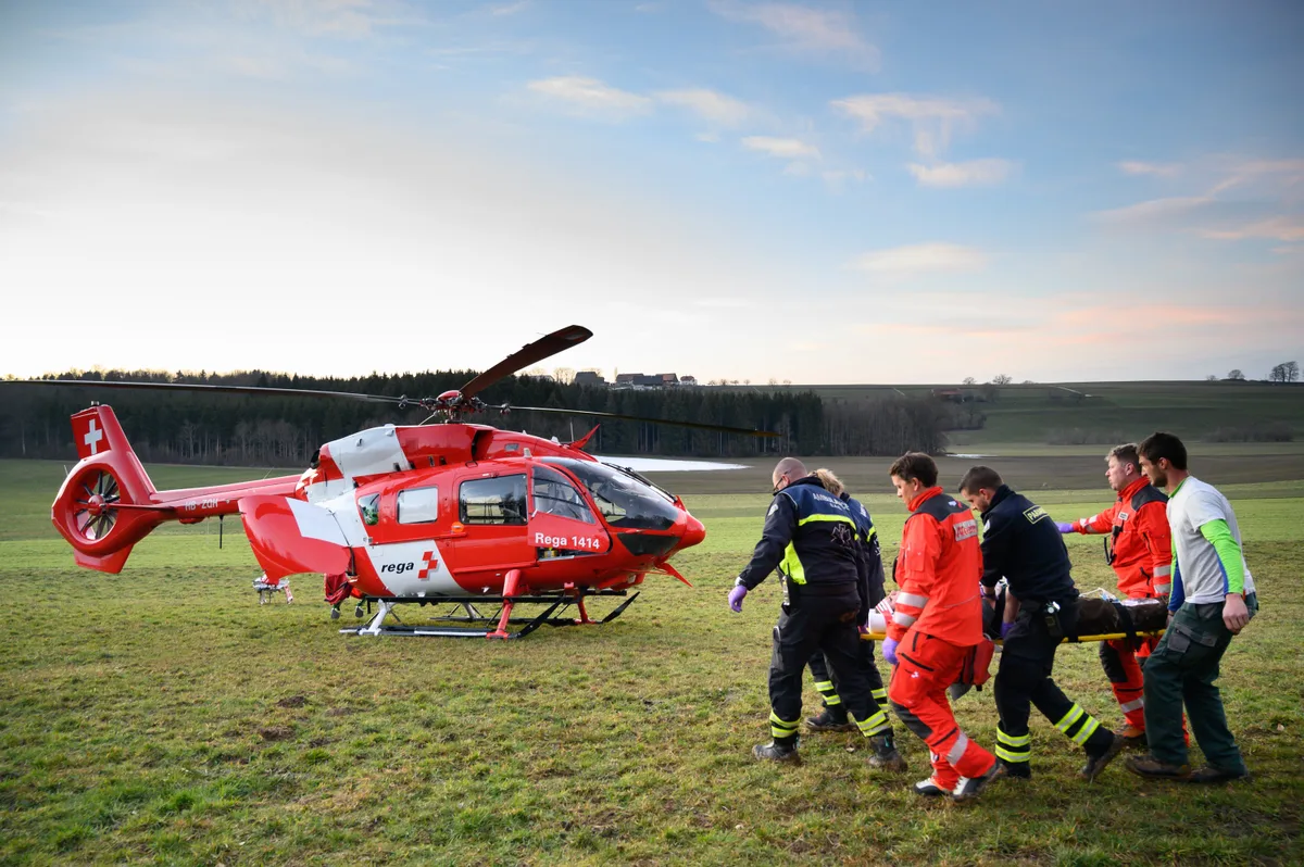 Die Rega brachte den verletzten ins Spital. Die Rega brachte den verletzten ins Spital.