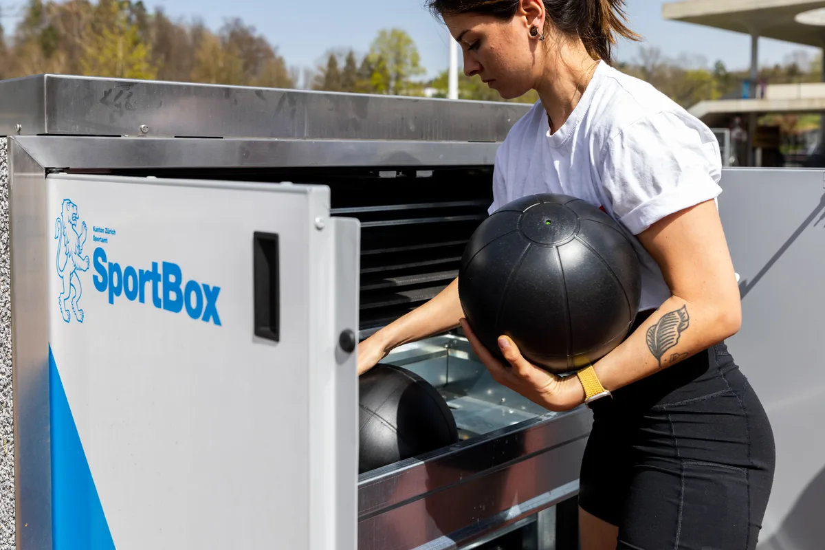 Das Sportamt des Kantons Zürich überreicht die Sportbox an die Effretiker im Eselriet. Das Sportamt des Kantons Zürich überreicht die Sportbox an die Effretiker im Eselriet.