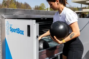 Das Sportamt des Kantons Zürich überreicht die Sportbox an die Effretiker im Eselriet. Das Sportamt des Kantons Zürich überreicht die Sportbox an die Effretiker im Eselriet.