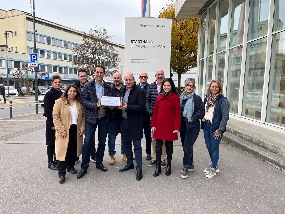 FDP-Vorstand Thomas Hägi überreichte am Montag die gesammelten Unterschriften Stadtpräsident Marco Nuzzi. FDP-Vorstand Thomas Hägi überreichte am Montag die gesammelten Unterschriften Stadtpräsident Marco Nuzzi.