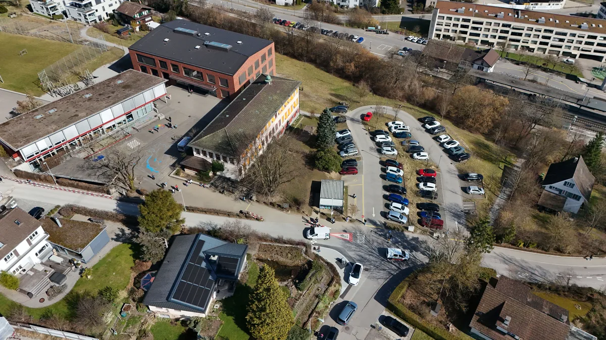 Im Bereich des Schulareals Hagen soll die Hagenstrasse zur Begegnungszone werden. Damit will die Stadt Illnau-Effretikon die Sicherheit für die Schülerinnen und Schüler erhöhen, ohne den Anwohnenden die Zufahrt zu verwehren. (Archiv)