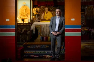«Dem Buddhismus verbunden, aber eher als Philosophie», Geschäftsleiter Peter Oberholzer im Gebetsraum in Rikon. «Dem Buddhismus verbunden, aber eher als Philosophie», Geschäftsleiter Peter Oberholzer im Gebetsraum in Rikon.