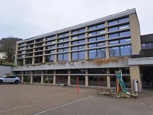 31127894-2 Das Hallenbad in Weisslingen liegt unterhalb der Turnhalle.