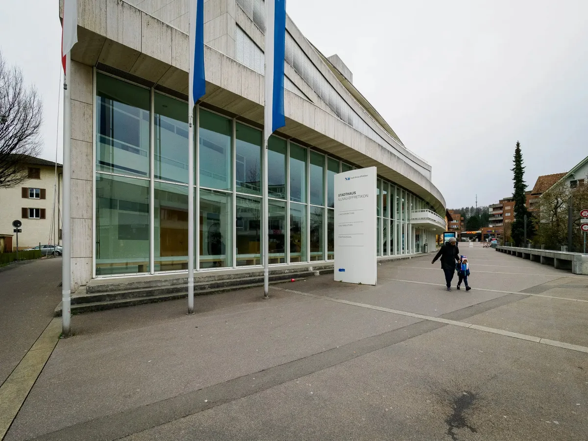 Das Stadthaus von Illnau-Effretikon: Die Sozialhilfe zahlte Geld irrtümlicherweise doppelt aus. Das Stadthaus von Illnau-Effretikon: Die Sozialhilfe zahlte Geld irrtümlicherweise doppelt aus.