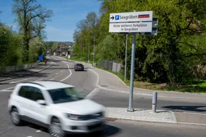26558353-1 Schon bei der Auffahrt ins Dorf zeigt ein Schild an, wenn die 100 Parkplätze im Dorf voll sind. Viele Menschen fahren trotzdem weiter und hoffen auf einen Platz.
