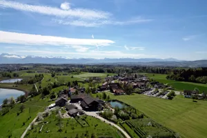 25139260-2 Der Juckerhof liegt über dem Pfäffikersee mit Blick in die noch verschneiten Alpen. Im Hintergrund rechts zu sehen: Der einzige Parkplatz des Dorfs Seegräben.